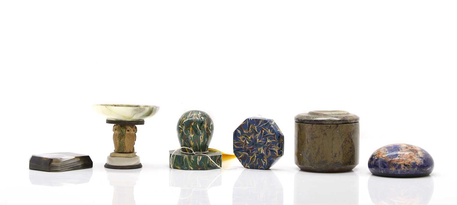 Lot 107 - A group of desk items