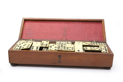 Lot 79 - A travel game of dominoes