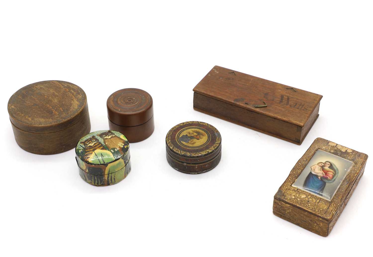 Lot 104 - A collection of snuff boxes