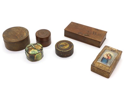 Lot 104 - A collection of snuff boxes