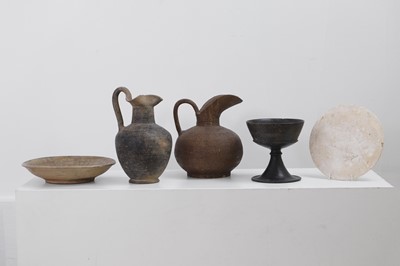 Lot 349 - A group of pottery