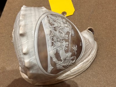 Lot 116 - A relief carved cameo conch shell