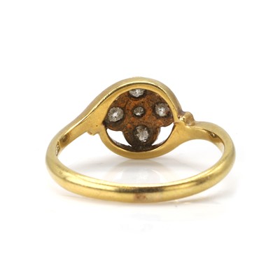 Lot 28 - An early 20th century diamond cluster ring