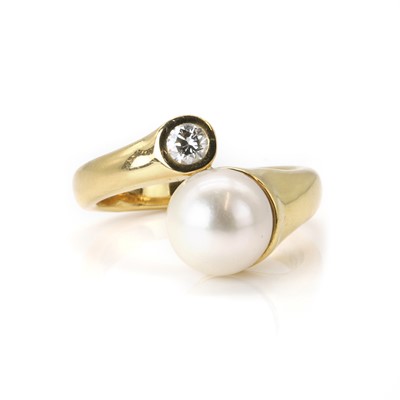 Lot 127 - A cultured pearl and diamond ring