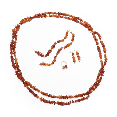 Lot 266 - An amber and gold bead jewellery set