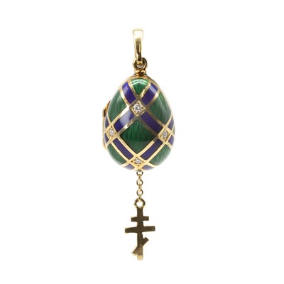 Lot 187 - An 18ct gold diamond and enamel modern egg pendant, by Victor Mayer for Fabergé