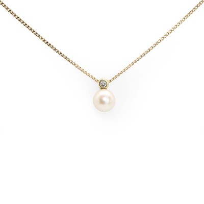 Lot 132 - An 18ct gold cultured pearl and diamond pendant