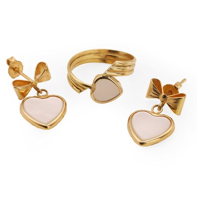 Lot 182 - A mother of pearl ring and earrings set