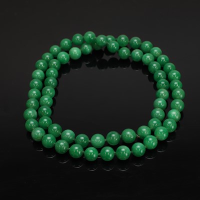 Lot 282 - A Chinese hardstone beaded necklace