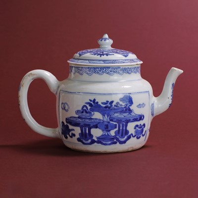 Lot 27 - A Chinese blue and white teapot