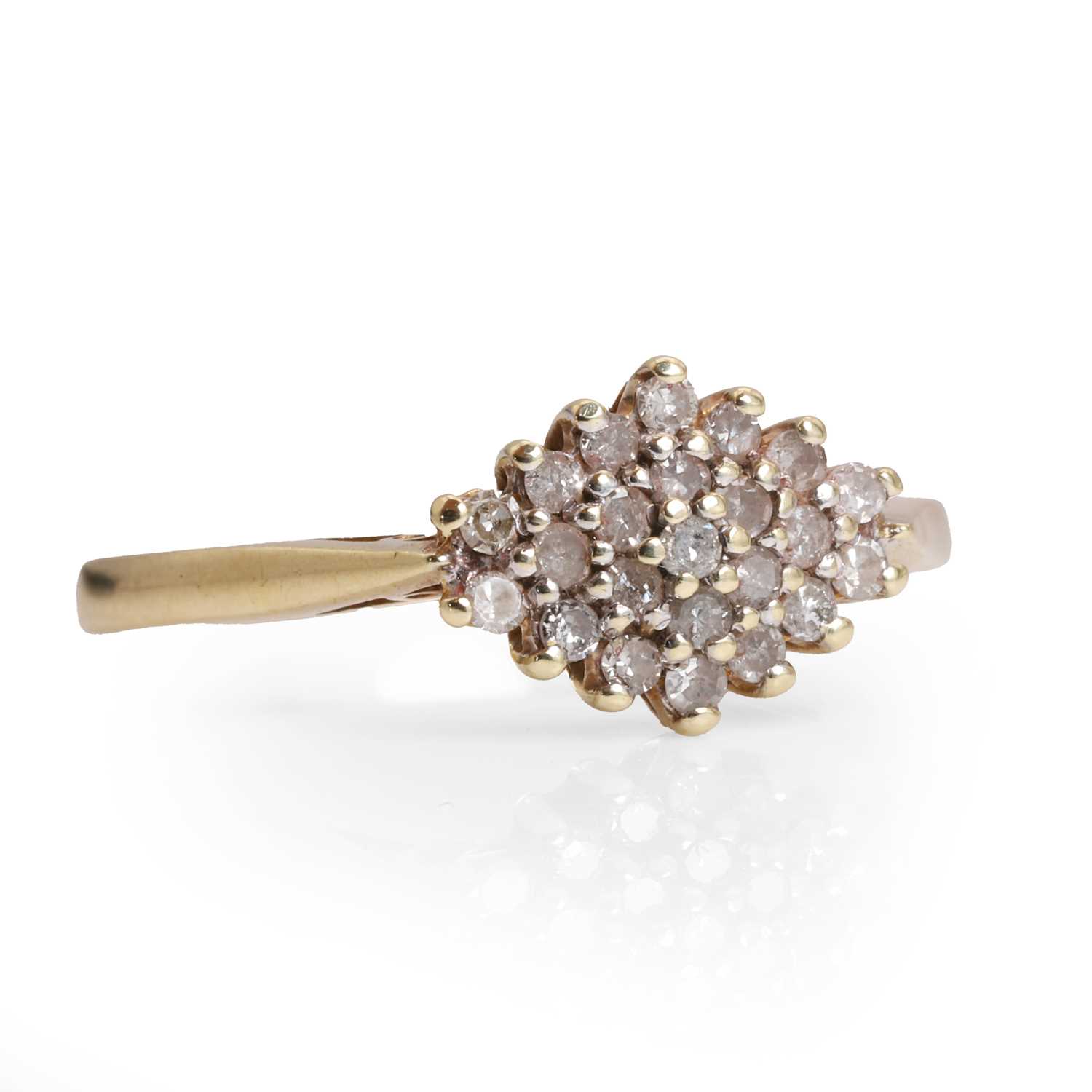 Lot 51 - A 9ct gold diamond cluster ring