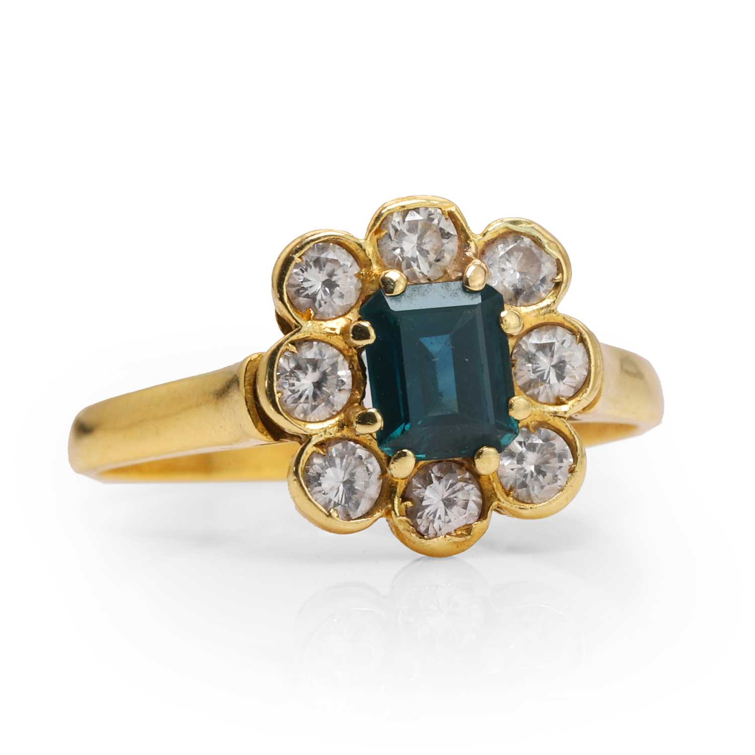 Lot 87 - A sapphire and diamond cluster ring