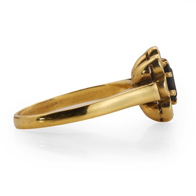 Lot 87 - A sapphire and diamond cluster ring