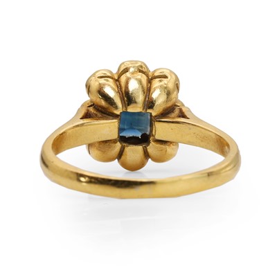 Lot 87 - A sapphire and diamond cluster ring