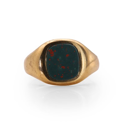 Lot 228 - A 9ct bloodstone signet ring