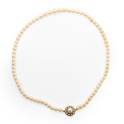 Lot 140 - A graduated single row cultured pearl necklace