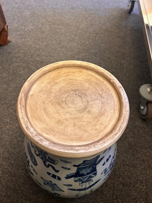 Lot 60 - A pair of Chinese blue and white vases and covers