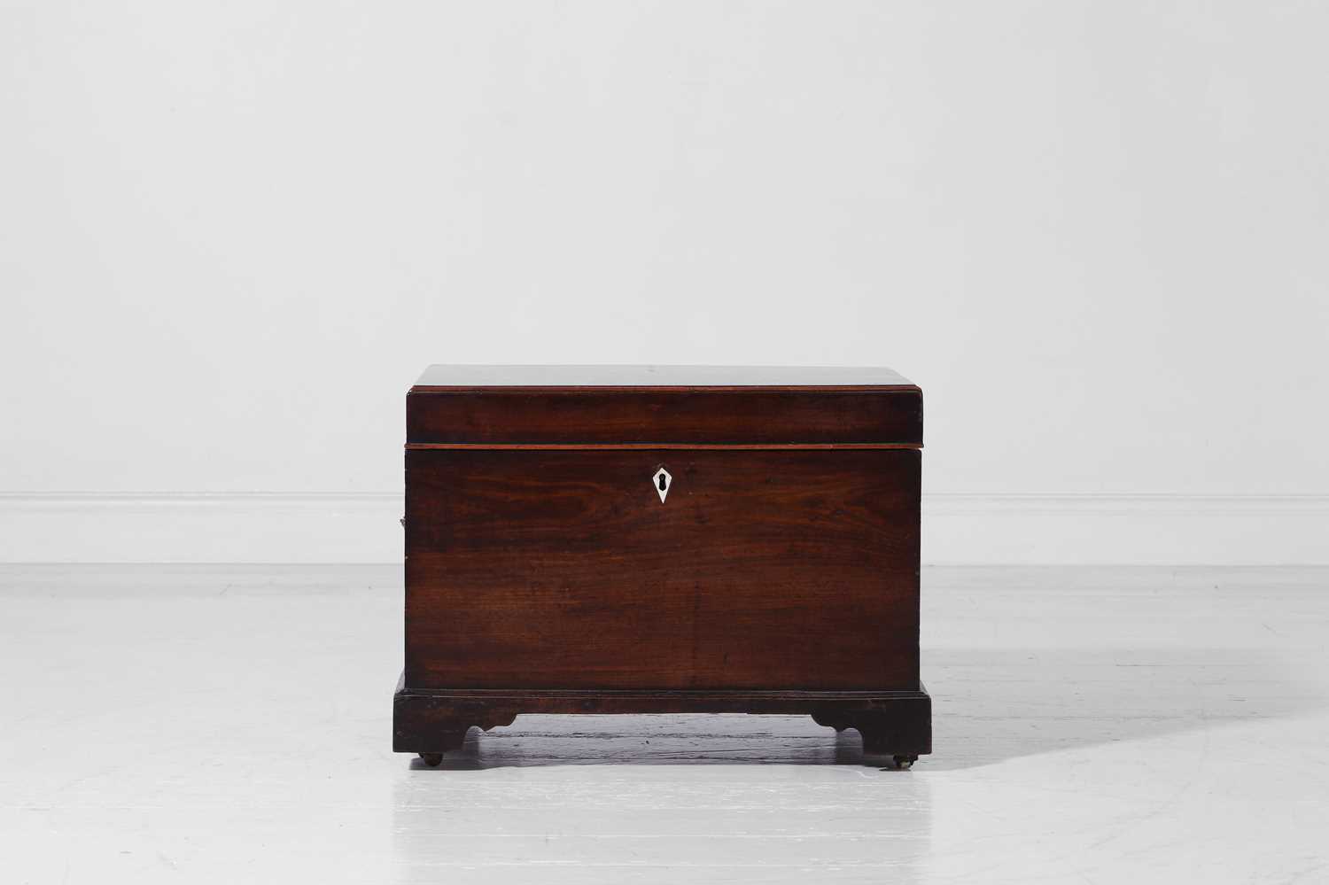 Lot 277 - A George III mahogany cellaret