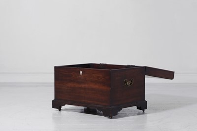 Lot 277 - A George III mahogany cellaret