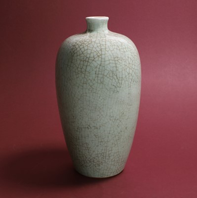 Lot 76 - A Chinese ge-type vase