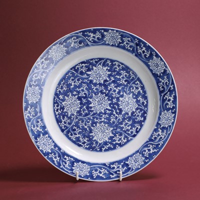 Lot 31 - A Chinese blue and white plate