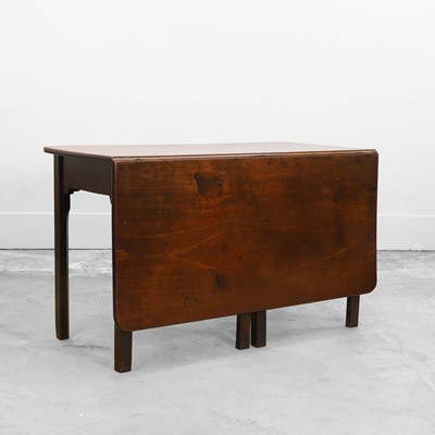 Lot 519 - A Scottish George III mahogany drop-leaf table