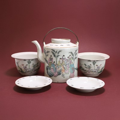 Lot 51 - Two pairs of Chinese qianjiang-enamelled jardinières and stands