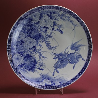 Lot 150 - A large Japanese blue and white charger