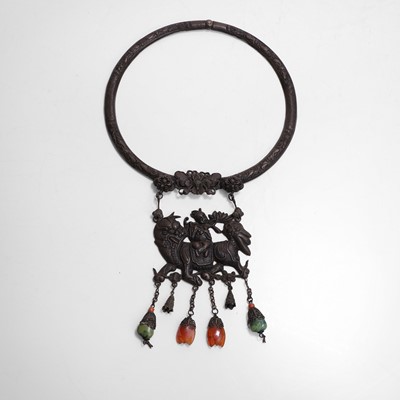Lot 19 - A Xiangquan necklace