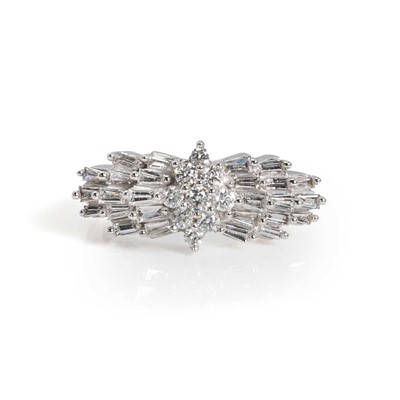 Lot 161 - An 18ct white gold diamond cluster ring