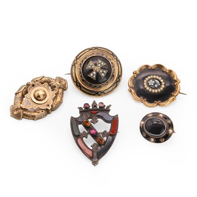 Lot 246 - A collection of Victorian brooches