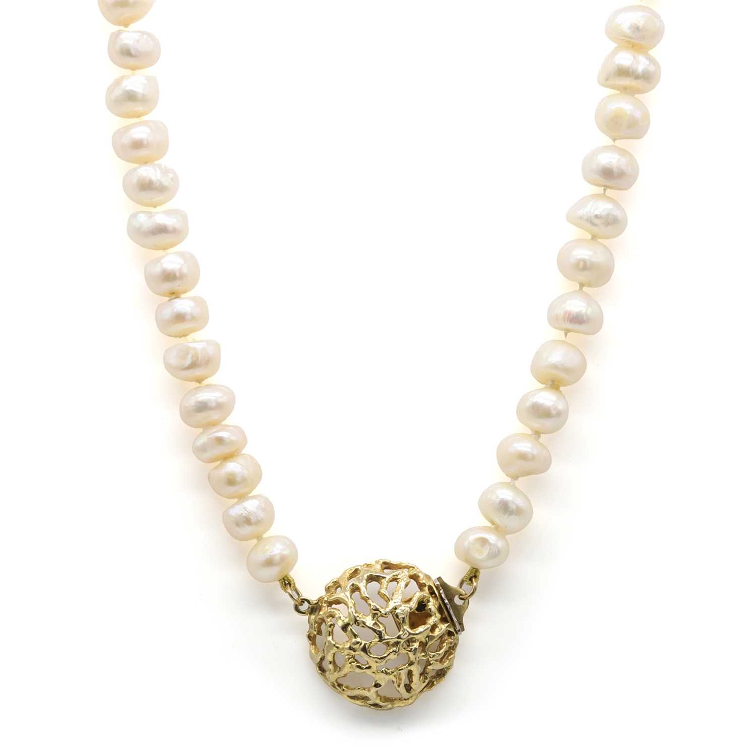 Lot 106 - A 9ct gold and cultured pearl necklace, retailed by John Donald