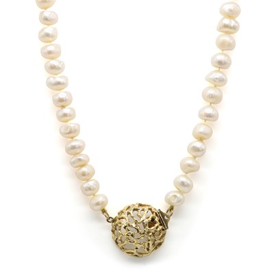 Lot 106 - A 9ct gold and cultured pearl necklace, retailed by John Donald