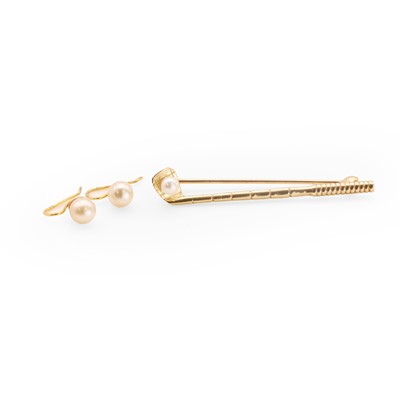 Lot 195 - A 9ct gold cultured pearl brooch and a pair of 9ct gold faux pearl drop earrings