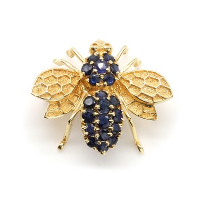 Lot 138 - A sapphire set bee brooch/pendant