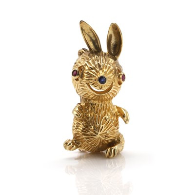 Lot 67 - A gold gemstone set novelty brooch