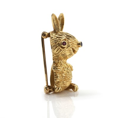 Lot 67 - A gold gemstone set novelty brooch