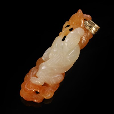 Lot 109 - A Chinese agate pendant