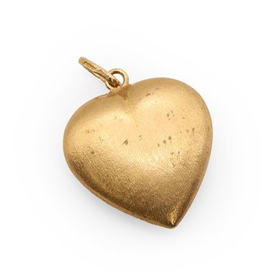 Lot 105 - An 18ct gold heart shaped pendant