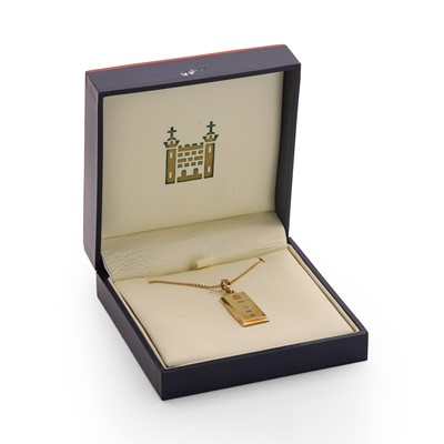 Lot 298 - A Royal Mint 9ct gold 'HMS Victory' ingot pendant