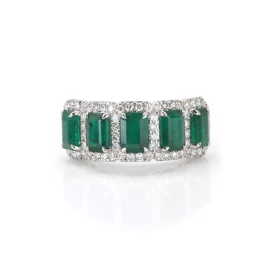 Lot 99 - A platinum emerald and diamond ring
