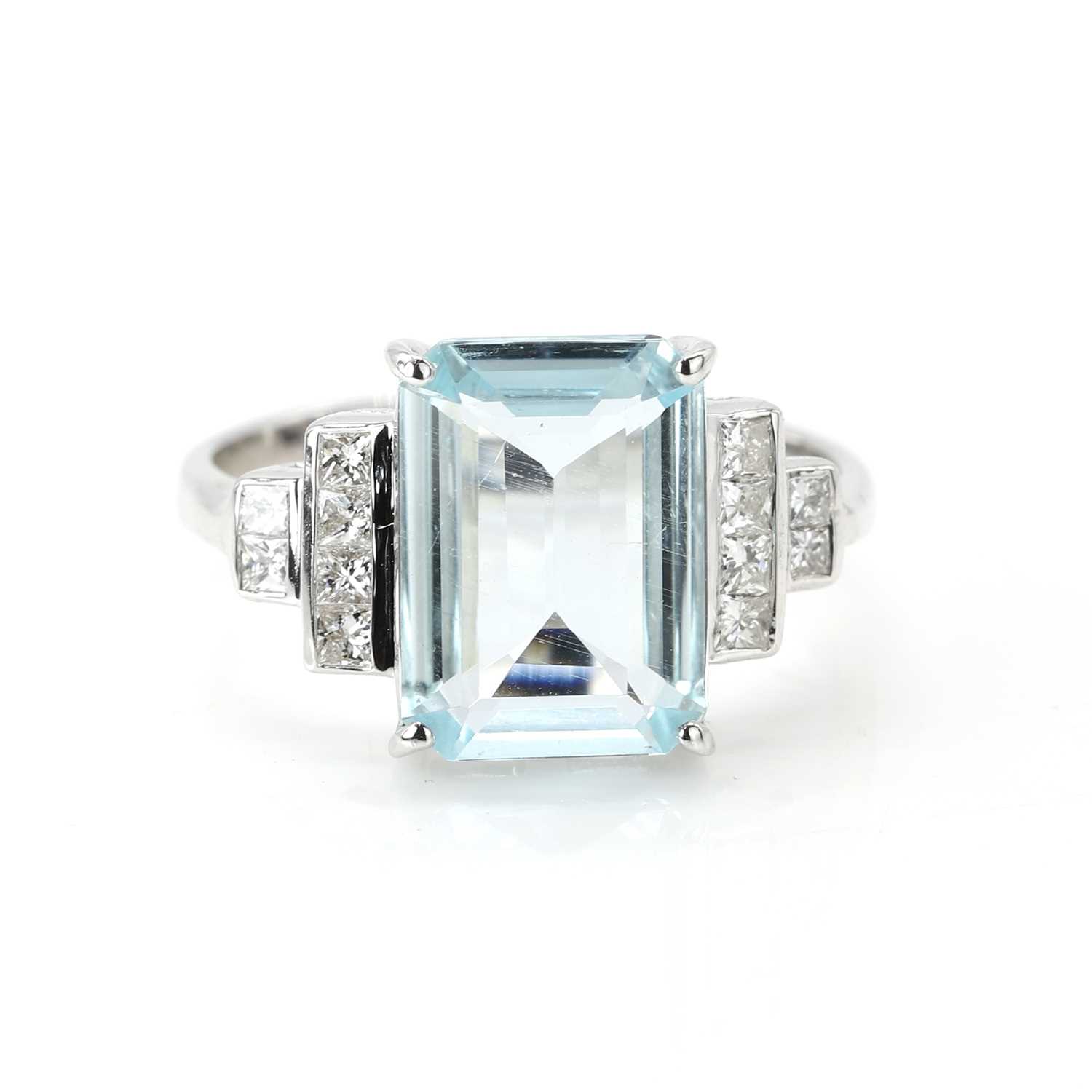 Lot 82 - An aquamarine and diamond ring