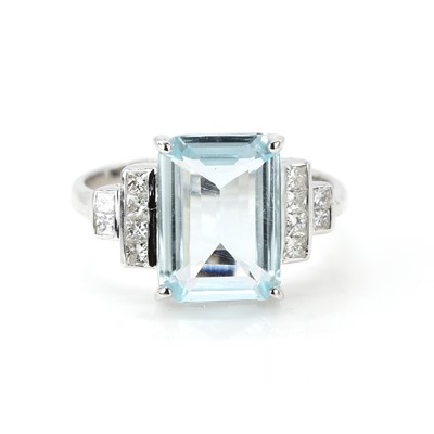 Lot 82 - An aquamarine and diamond ring
