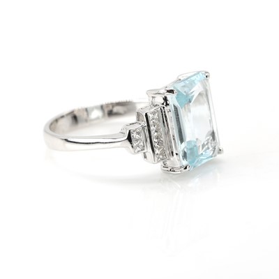 Lot 82 - An aquamarine and diamond ring