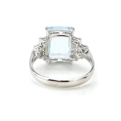 Lot 82 - An aquamarine and diamond ring
