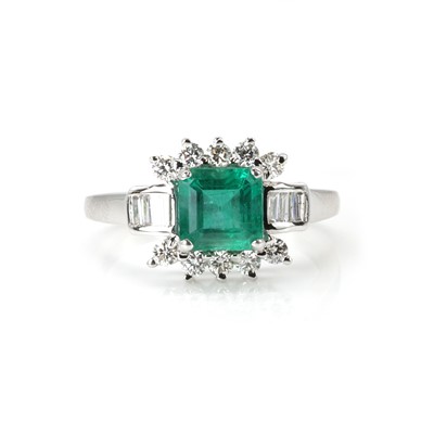 Lot 97 - An emerald and diamond cluster ring
