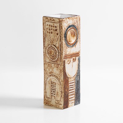 Lot 330 - Troika Pottery