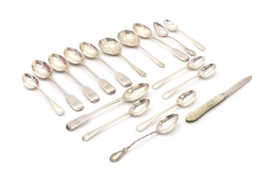 Lot 3 - A small quantity of silver flatware