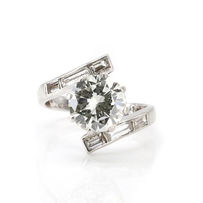 Lot 245 - A platinum and diamond ring