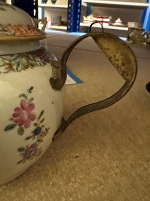 Lot 59 - A Chinese export famille rose porcelain group